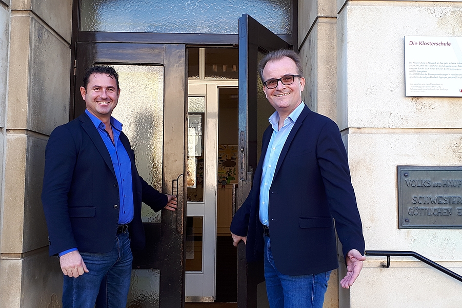 Fuer die Direktoren Sascha Baumgartner li und Wolfgang Borbely re ist klar dass in der Klosterschule Neusiedl der Mensch im Mittelpunkt steht 20250522 klosterschule neusiedl 1 