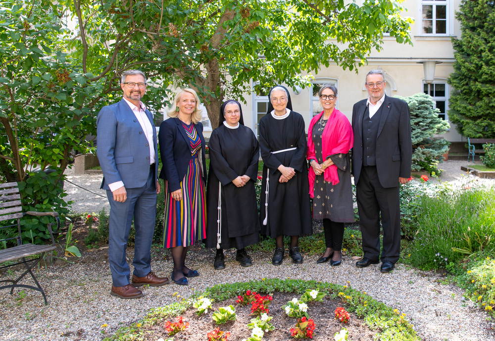 von links Anton Suess Martha Mikulka Sr Maria Irina Teiner Sr Petronilla Herl Maria Habersack Rudi Luftensteiner 20250520 uebergabe apostelgasse gruppenfoto