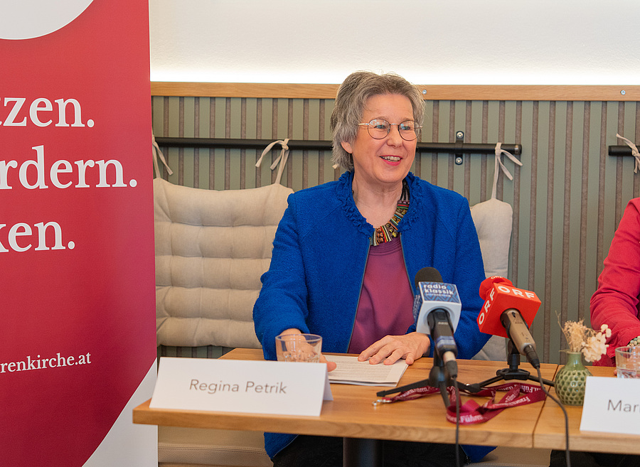 Wir nennen uns nicht nur Netzwerk wir funktionieren auch wie ein Netz betonte Regina Petrik beim Pressegespraech frauen fuehren kirche 36